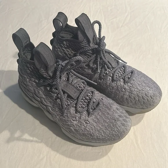 Nike LeBron 15 “City Edition” Wolf Grey/Metallic Gold Size Men 4 Youth Like new - Picture 2 of 16